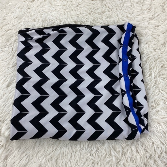 Lululemon Vinyasa Scarf *Luon Light Arrow Chevron White Black / Black - Picture 1 of 4